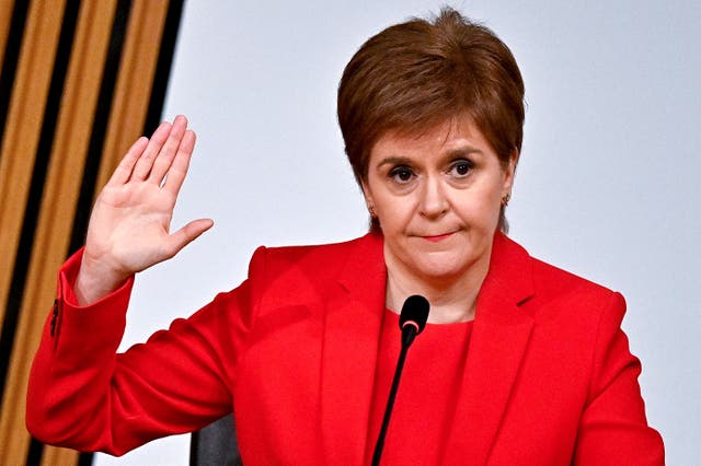 Nicola Sturgeon, right hand raised, being sworn in at Salmond inquiry