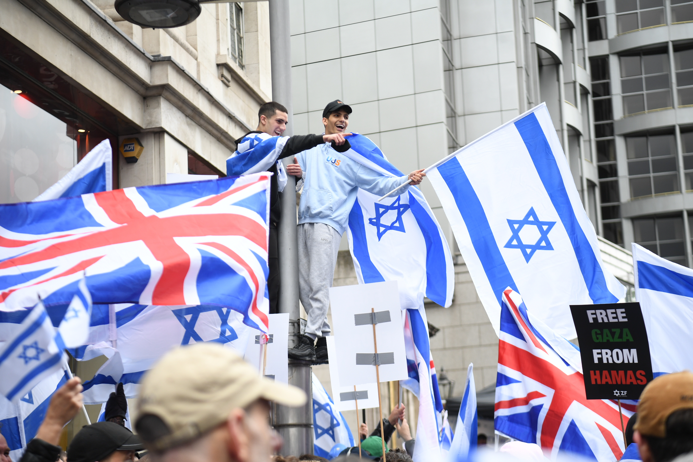 Police Step In After ‘free Palestine’ Supporters Approach Pro-Israel ...