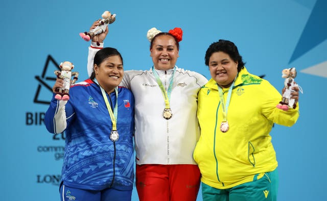 England’s Emily Campbell (centre) poses with her gold medal alongside Samoa’s Feagaiga Stowers (left) and Charisma Amoe-Tarrant