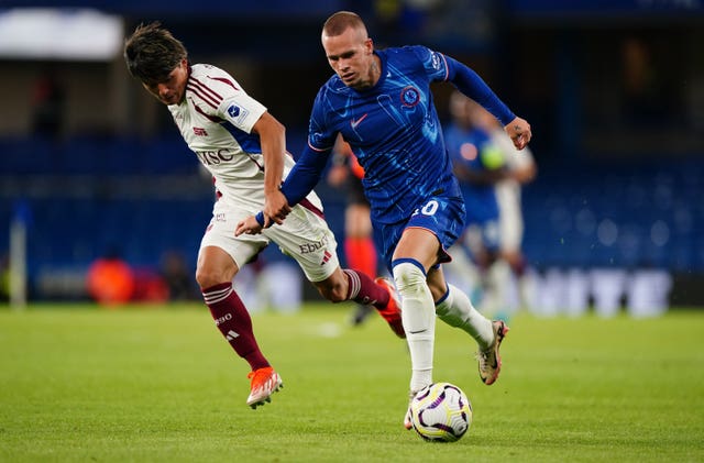 Chelsea’s Mykhaylo Mudryk battles for the ball