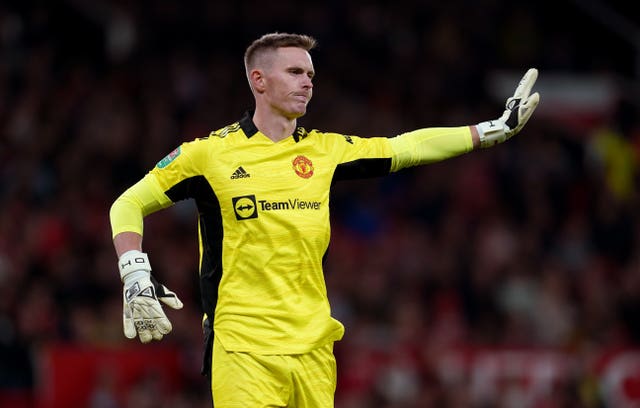 Dean Henderson, le gardien de Manchester United, fait des gestes