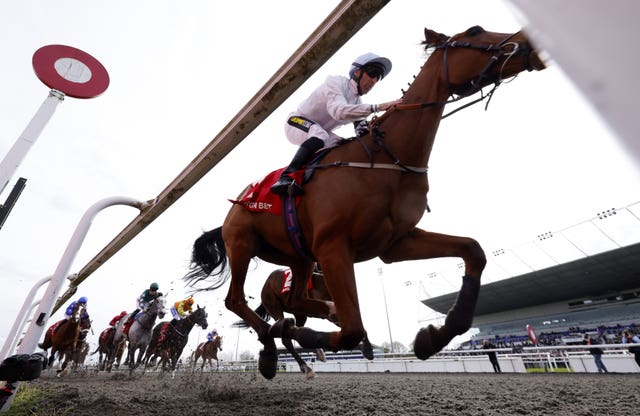 Cemhaan leads the way at Kempton