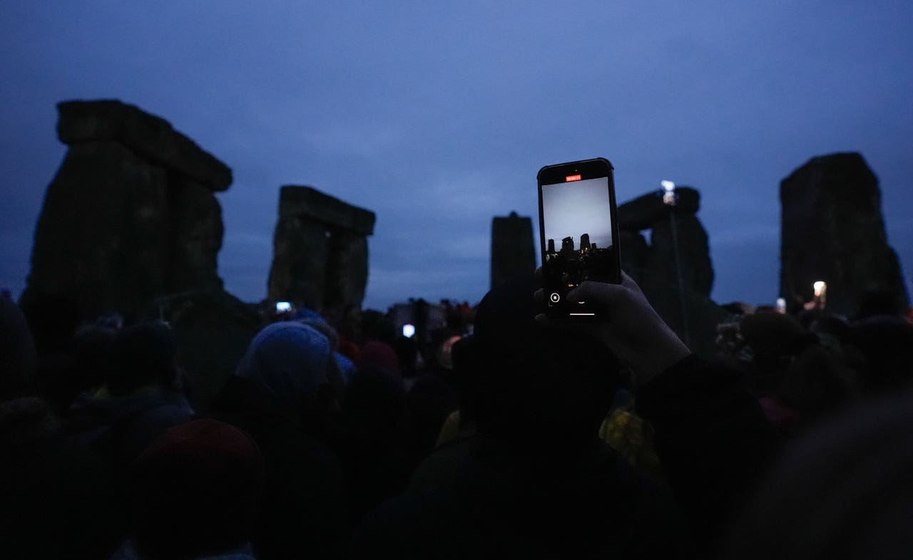 Thousands greet sun with cheers at Stonehenge to mark winter solstice