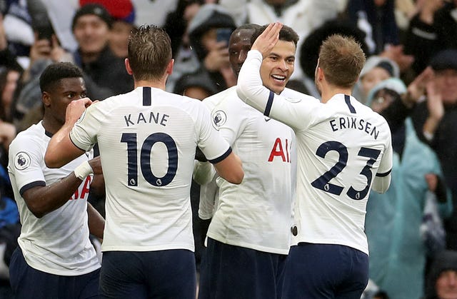 Tottenham midfielder Dele Alli (2nd right) celebrates