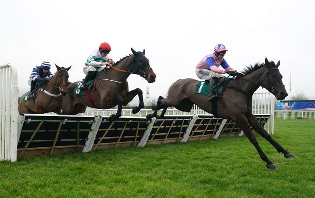 Country Mile leads the way at Cheltenham 