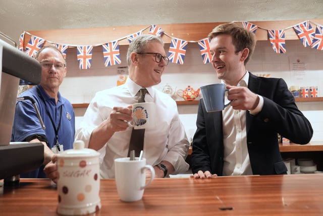 Labour Party leader Sir Keir Starmer has a drink with East Worthing and Shoreham parliamentary candidate Tom Rutland (right), after making his first keynote speech of the campaign