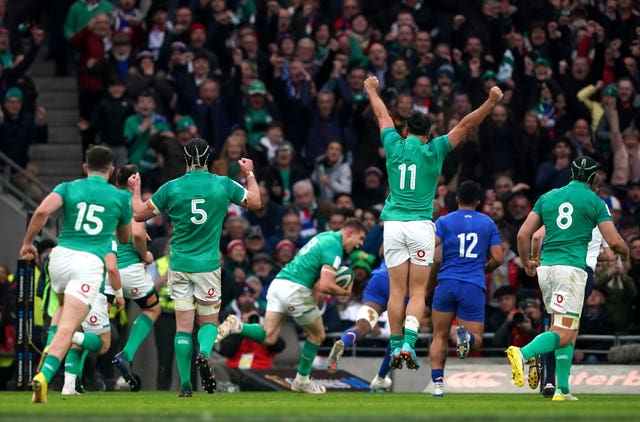 Garry Ringrose (centre) scores Ireland's fourth try 