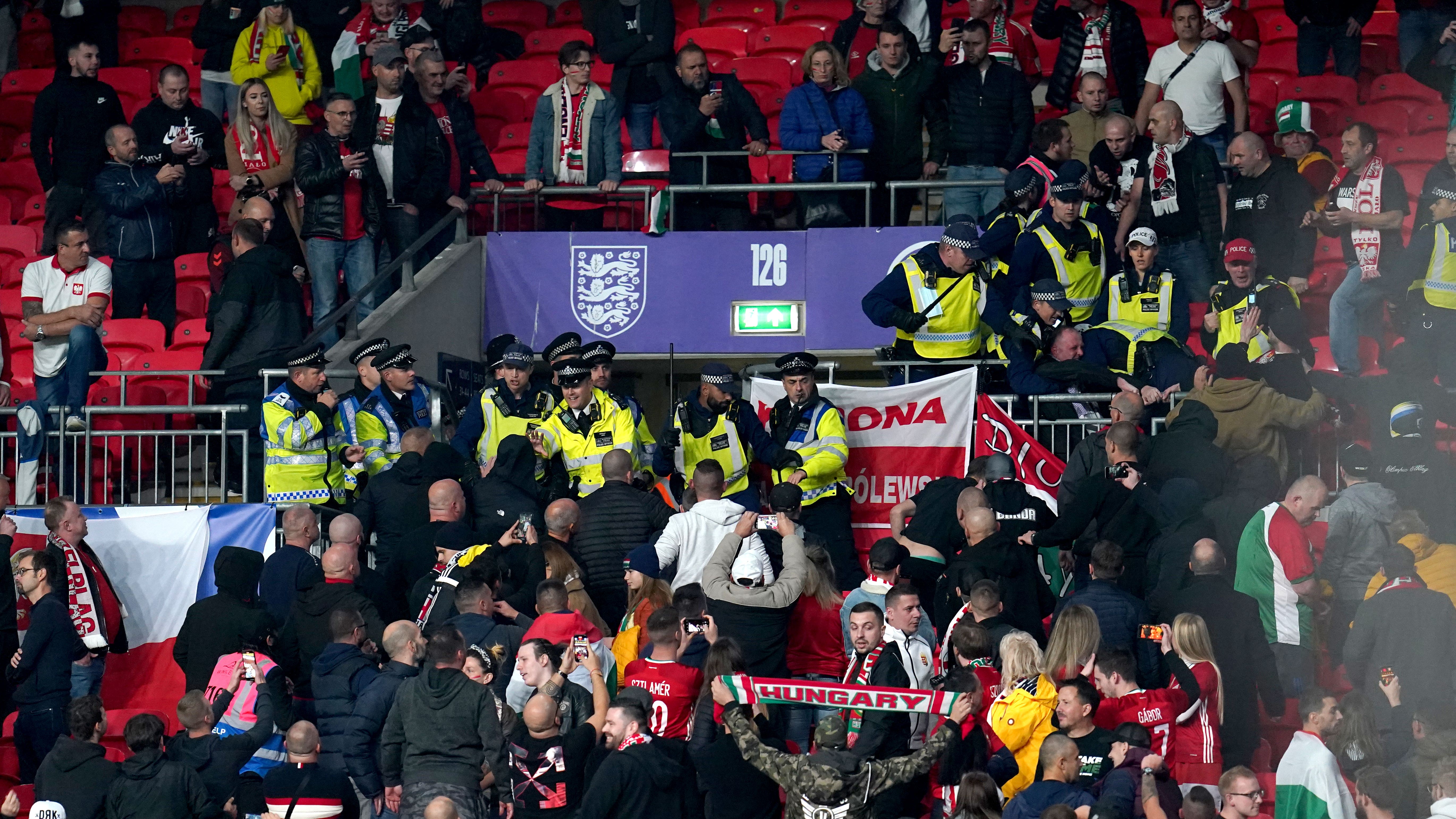 Inghilterra trattenuta mentre i tifosi dell’Ungheria si sono scontrati con la polizia a Wembley