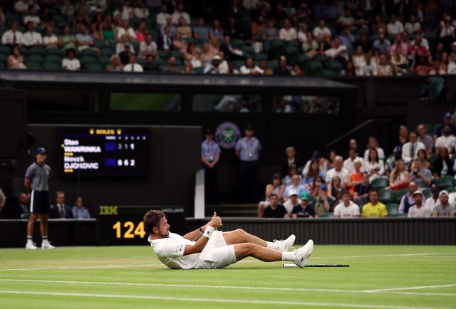 Stan Wawrinka takes a tumble