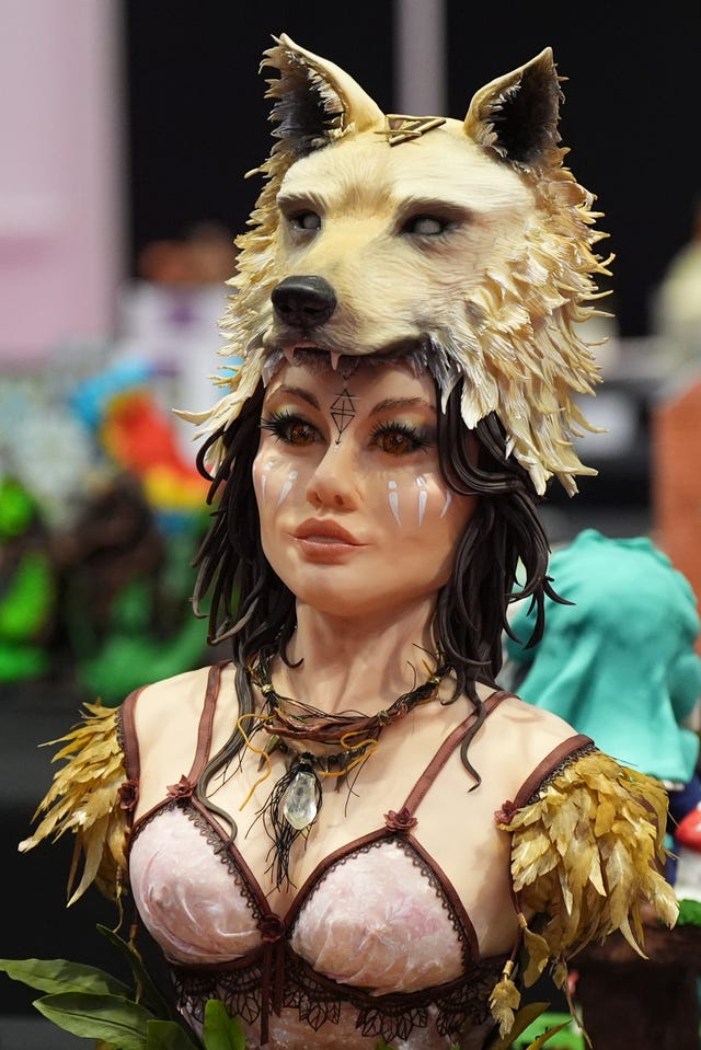 A cake depicting a woman with the hide of a wolf on her head