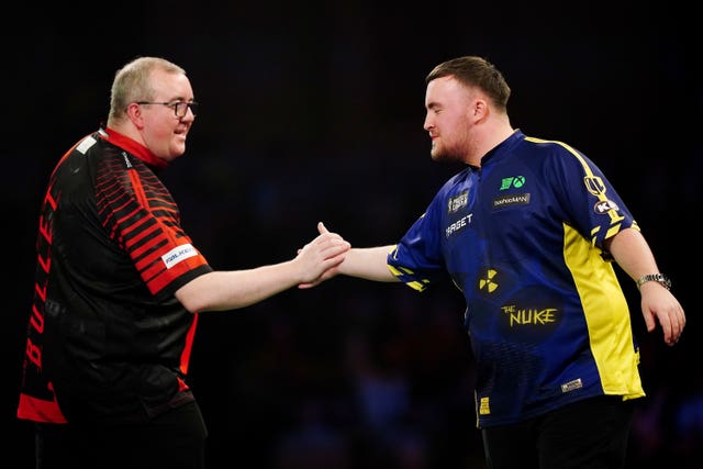 Stephen Bunting and Luke Littler shaking hands