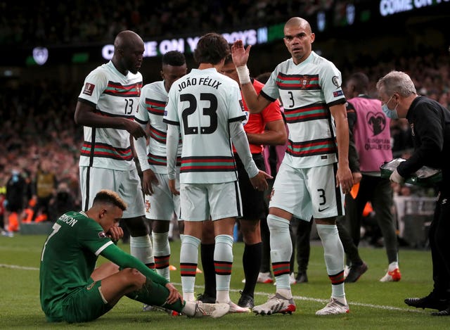 Pepe (derecha) recibe una tarjeta roja en el empate 0-0 entre la República de Irlanda y Portugal (Brian Lales / PA).