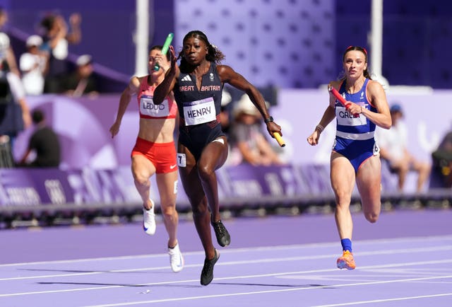 Desiree Henry with yellow baton in her left hand, storms clear in the 4X100m relay at the Stade de France. 