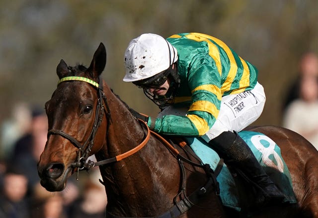 Guetapan Collonges takes another shot at the Uttoxeter feature 