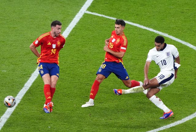 England’s Jude Bellingham (right) attempts a shot on goal