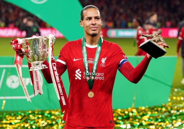 Van Dijk holds the Carabao Cup trophy 