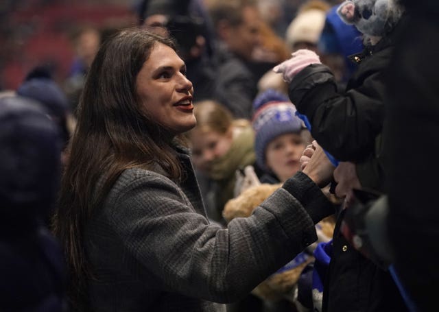 Ilona Maher meets fans in the stands 