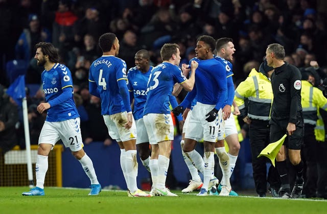Rafael Benitez shocked depleted Everton’s trip to Burnley has not been postponed PLZ Soccer