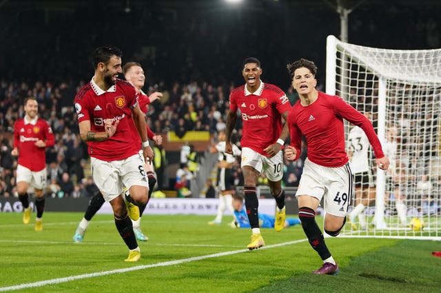 Pemain remaja Manchester United Alejandro Garnacho, kanan, turun dari bangku cadangan untuk mencetak gol di menit akhir dan memastikan timnya menang 2-1 di Fulham