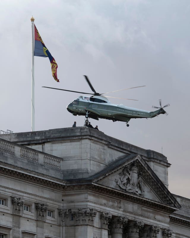 Marine One arrives at Buckingham Palace