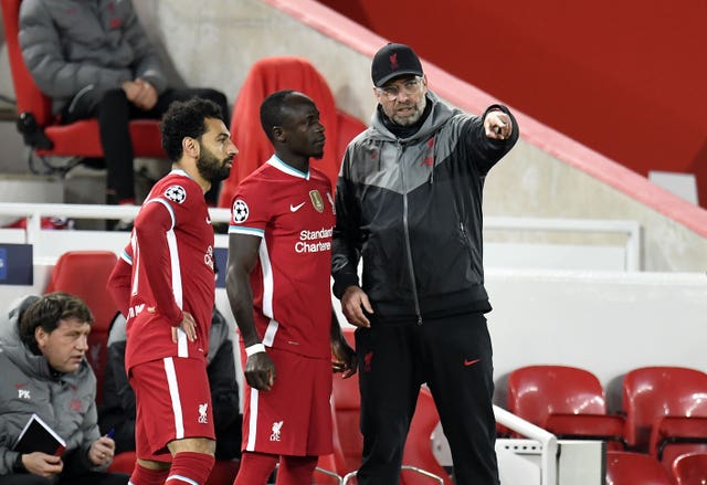 Liverpool manager Jurgen Klopp on the touchline with Sadio Mane and Mohamed Salah