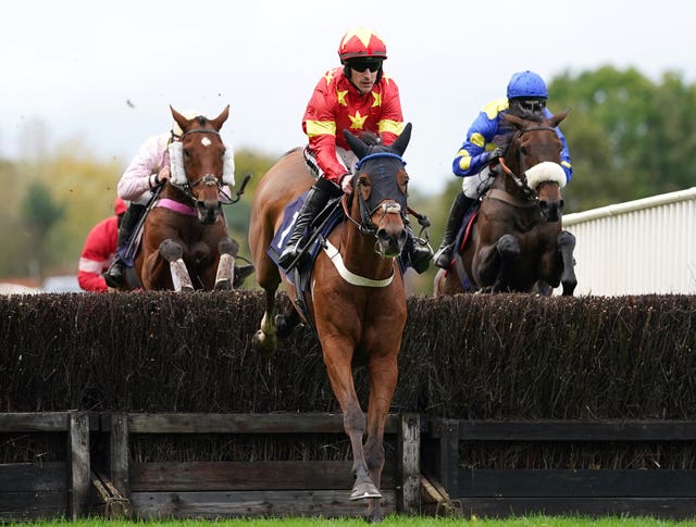 Minella Drama (centre) at Uttoxeter