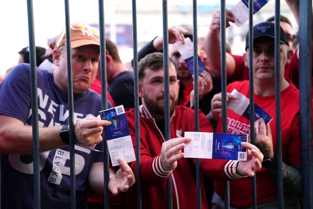 Liverpool fans stuck outside the ground show their match ticketsinal – Stade de France