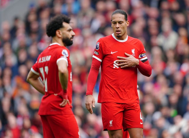 Mohamed Salah talks to Virgil van Dijk