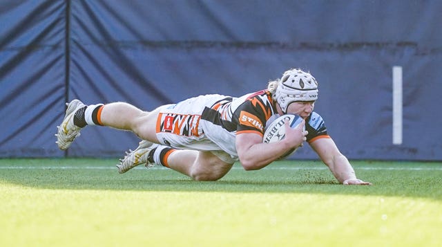 Nic Dolly scores a try against Worcester
