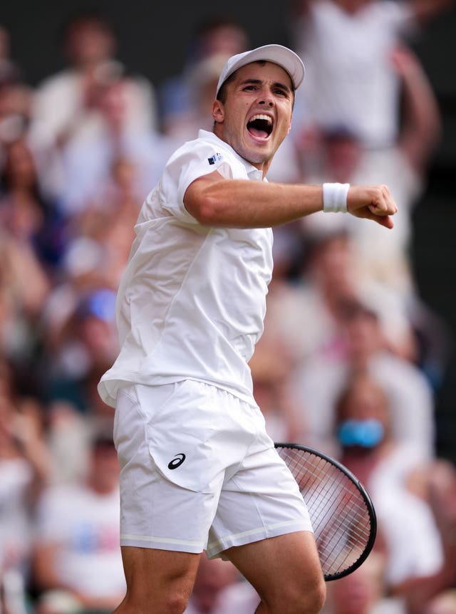 Arthur Fery celebrates winning the fourth set 