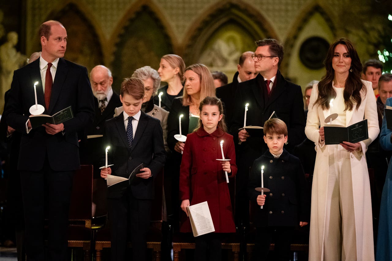 King chooses coronation Christmas card but family photo for William and