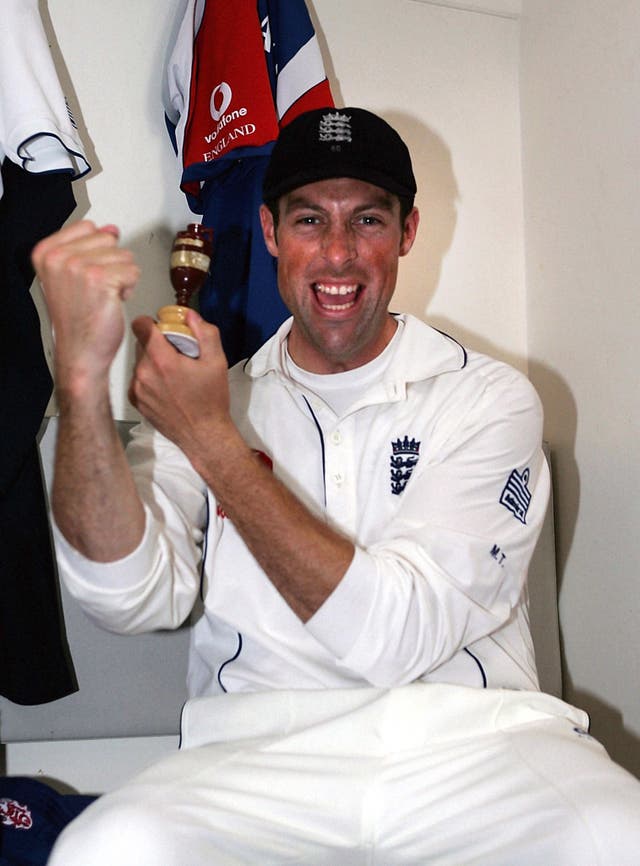 Trescothick holds the Ashes urn