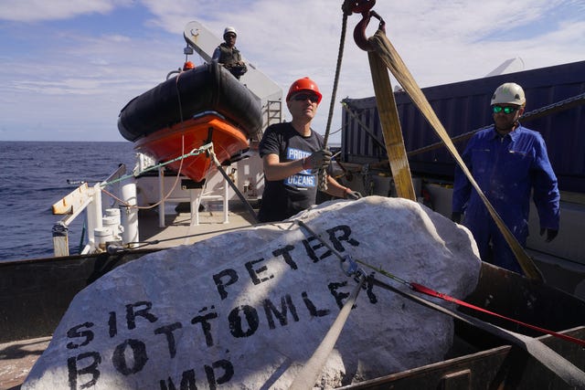 Greenpeace boulders drop