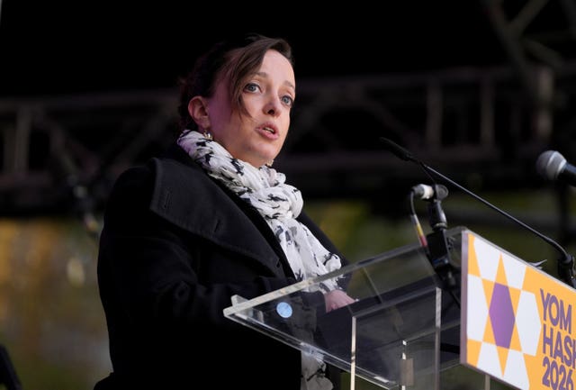 Daniela Grudsky Ekstein speaking at a Holocaust remembrance event