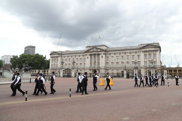 Police outside Buckingham Palace 