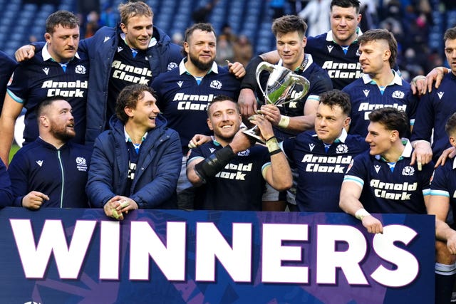 Scotland's players lift the Cuttitta Cup