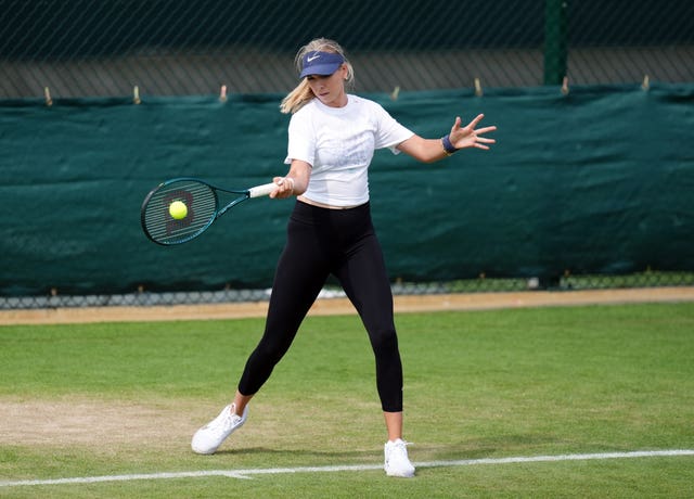 Katie Boulter hits a forehand on the practice courts