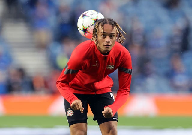 Xavi Simons controls the ball with his back during a warm-up