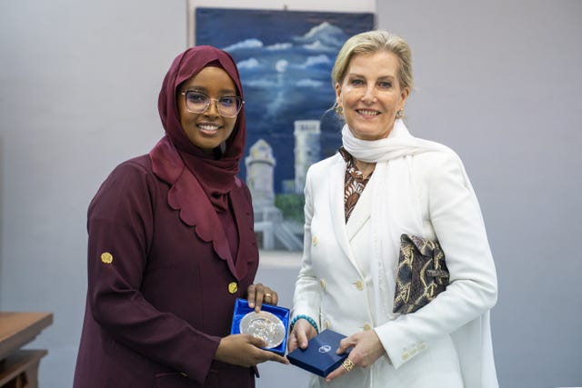 Sophie and the first daughter Jihan Hassan Sheikh Mohamud exchange gifts at Villa Somalia in Mogadishu 