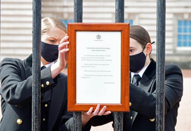 A sign announcing the death of the Duke of Edinburgh was placed on the gates of Buckingham Palace 