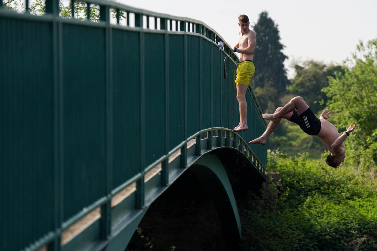 Record temperatures expected before thunderstorms bring end to fine
