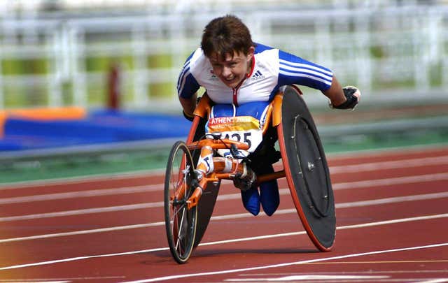 Tanni Grey-Thompson winning 400m gold at the 2004 Paralympics in Athens