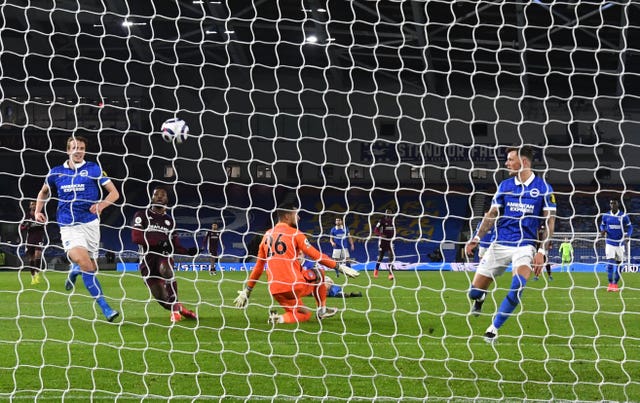 Kelechi Iheanacho levelled for Leicester with a calm finish