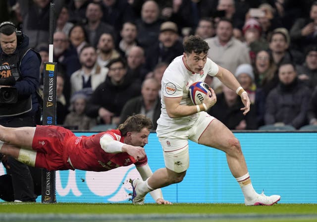 England’s Henry Arundell runs in to score a try
