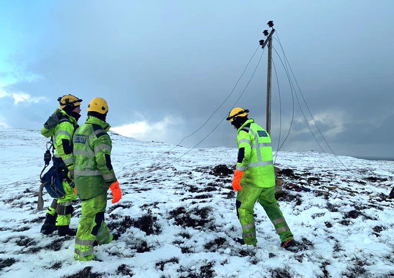 Amber weather warning in force as snow brings travel disruption