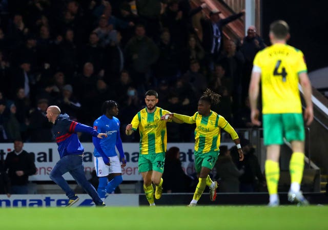 West Bromwich Albion’s Brandon Thomas-Asante (back right) celebrates 