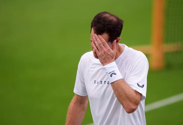 Andy Murray puts his hand ove rhis face on the practice court