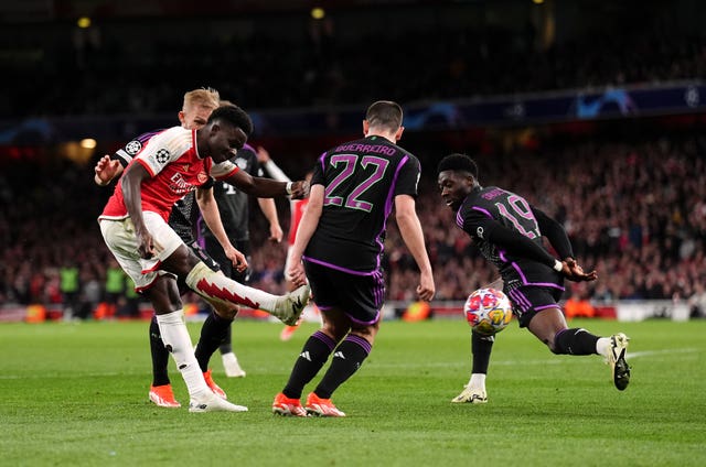 Arsenal’s Bukayo Saka, left, shoots against Bayern Munich