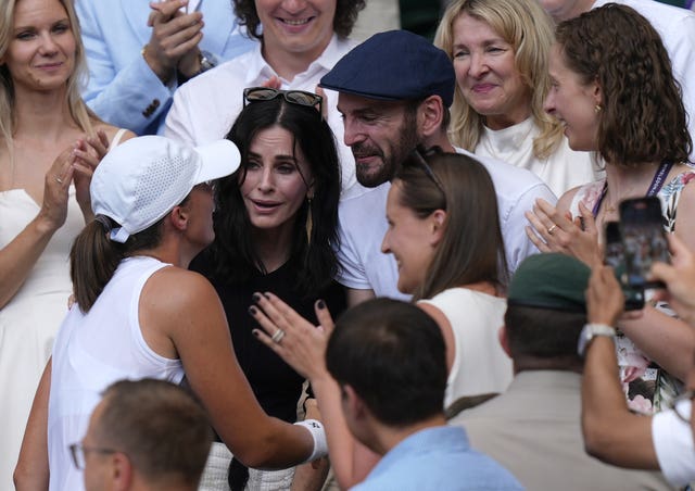 Courteney Cox celebrates with Iga Swiatek 
