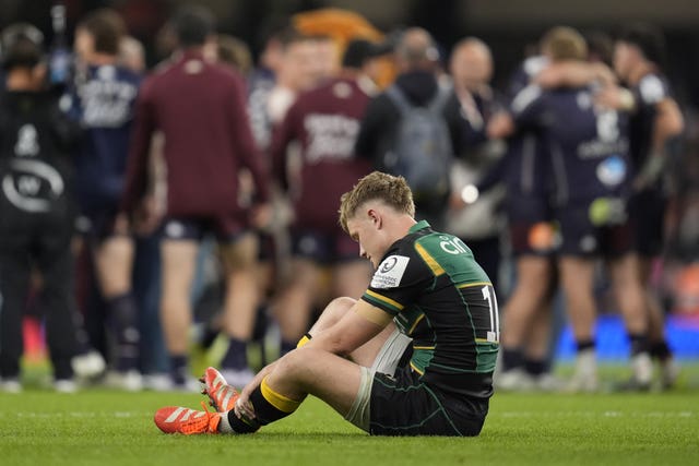 Fin Smith sits on the ground